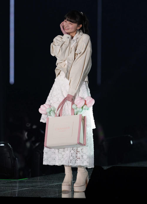 ランウエーでポーズを決める乃木坂46の遠藤さくら（撮影・たえ見朱実）