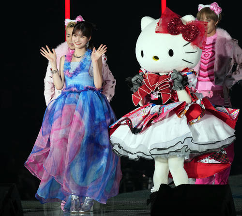 キティーちゃんと笑顔を見せる「めるる」こと生見愛瑠（撮影・たえ見朱実）