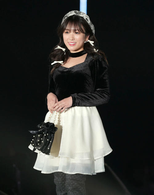 ランウエーで笑顔を振りまく矢吹奈子（撮影・たえ見朱実）