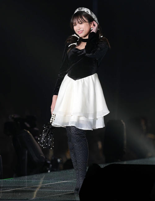 ランウエーで笑顔を振りまく矢吹奈子（撮影・たえ見朱実）