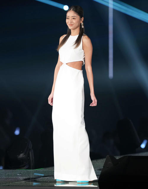 ランウエーで笑顔を見せる「みちょぱ」こと池田美優（撮影・たえ見朱実）