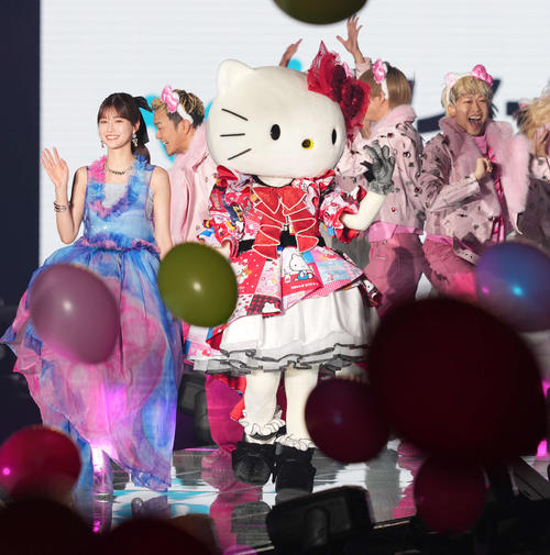 キティーちゃんとランウエーを歩く生見愛瑠（撮影・たえ見朱実）