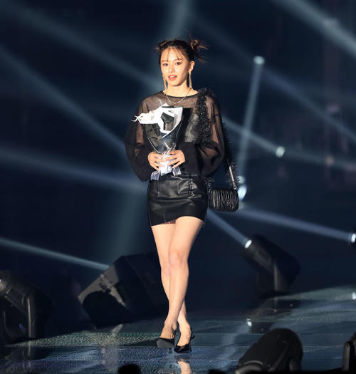 ランウエーを歩く山本舞香（撮影・浅見桂子）
