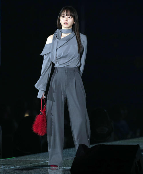 ランウエーを歩く山本舞香（撮影・たえ見朱実）
