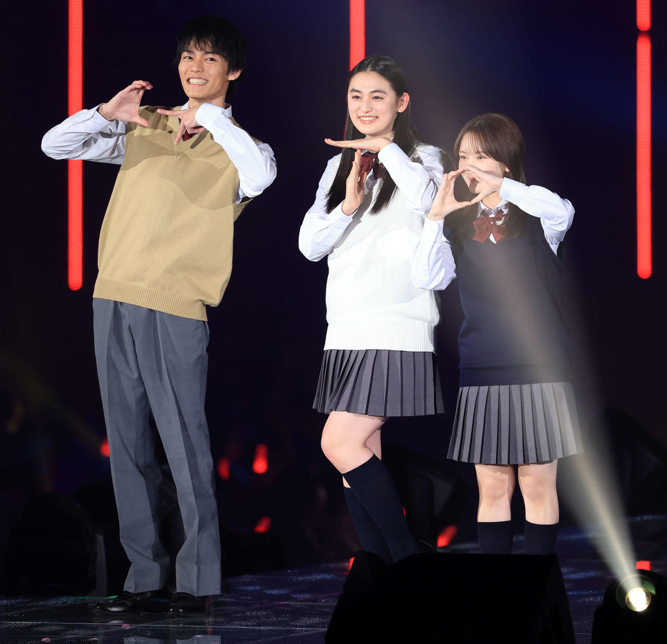 ドラマ「GTOリバイバル」から登場し、ポーズを決める日向亘（左）、八木莉可子（中央）、畑芽育（撮影・浅見桂子）