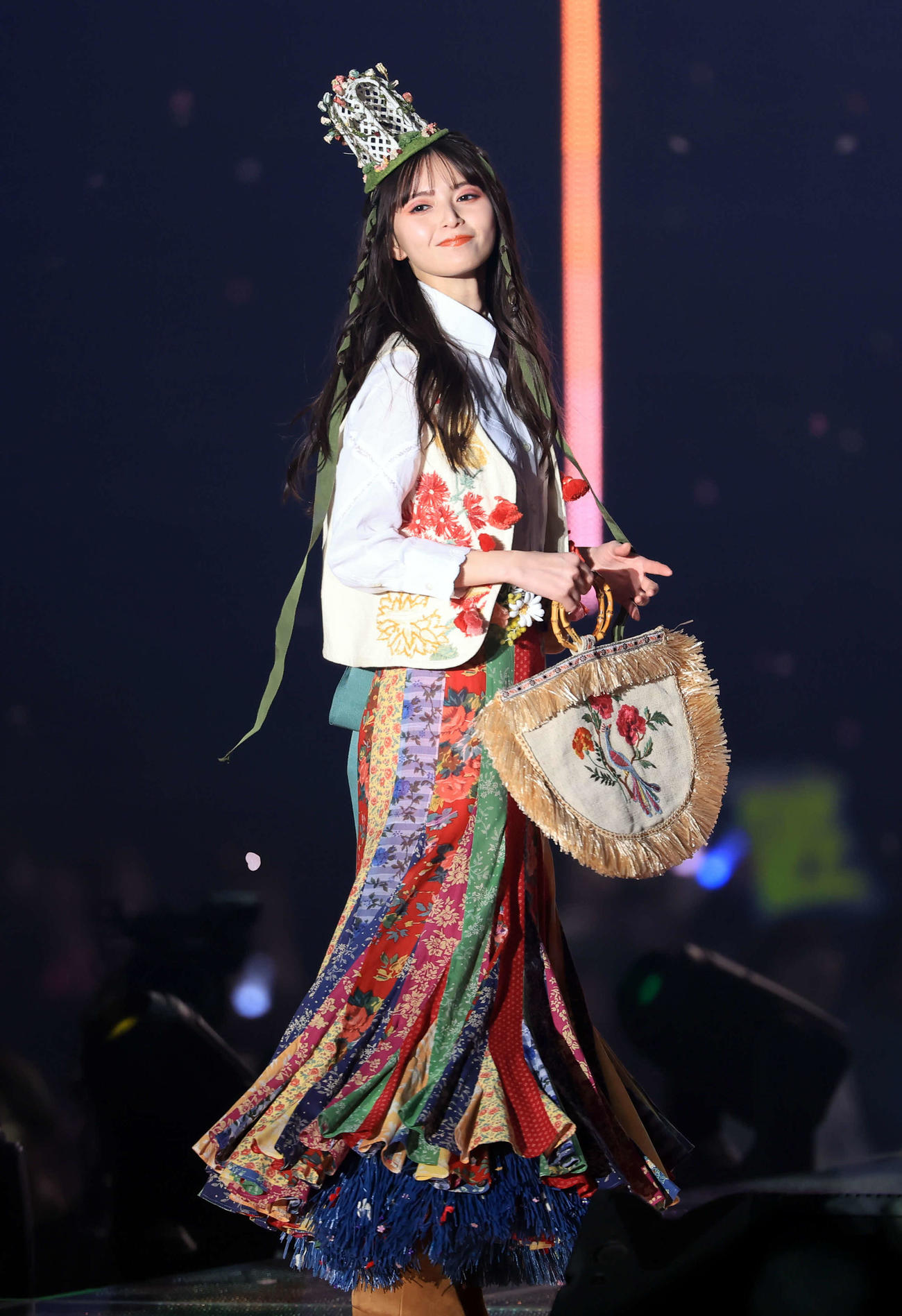 ランウエーでかわいくポーズをとる齋藤飛鳥（撮影・浅見桂子）