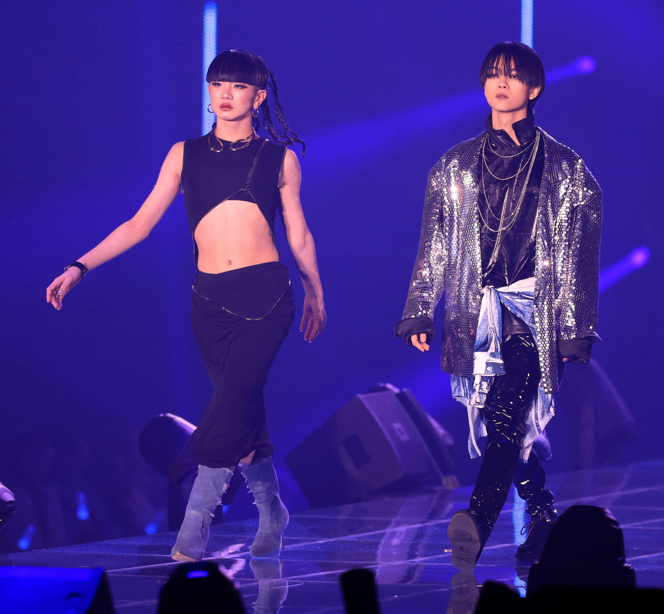 ランウエーを華麗に歩く伯井太陽（左）と織山尚大（撮影・浅見桂子）
