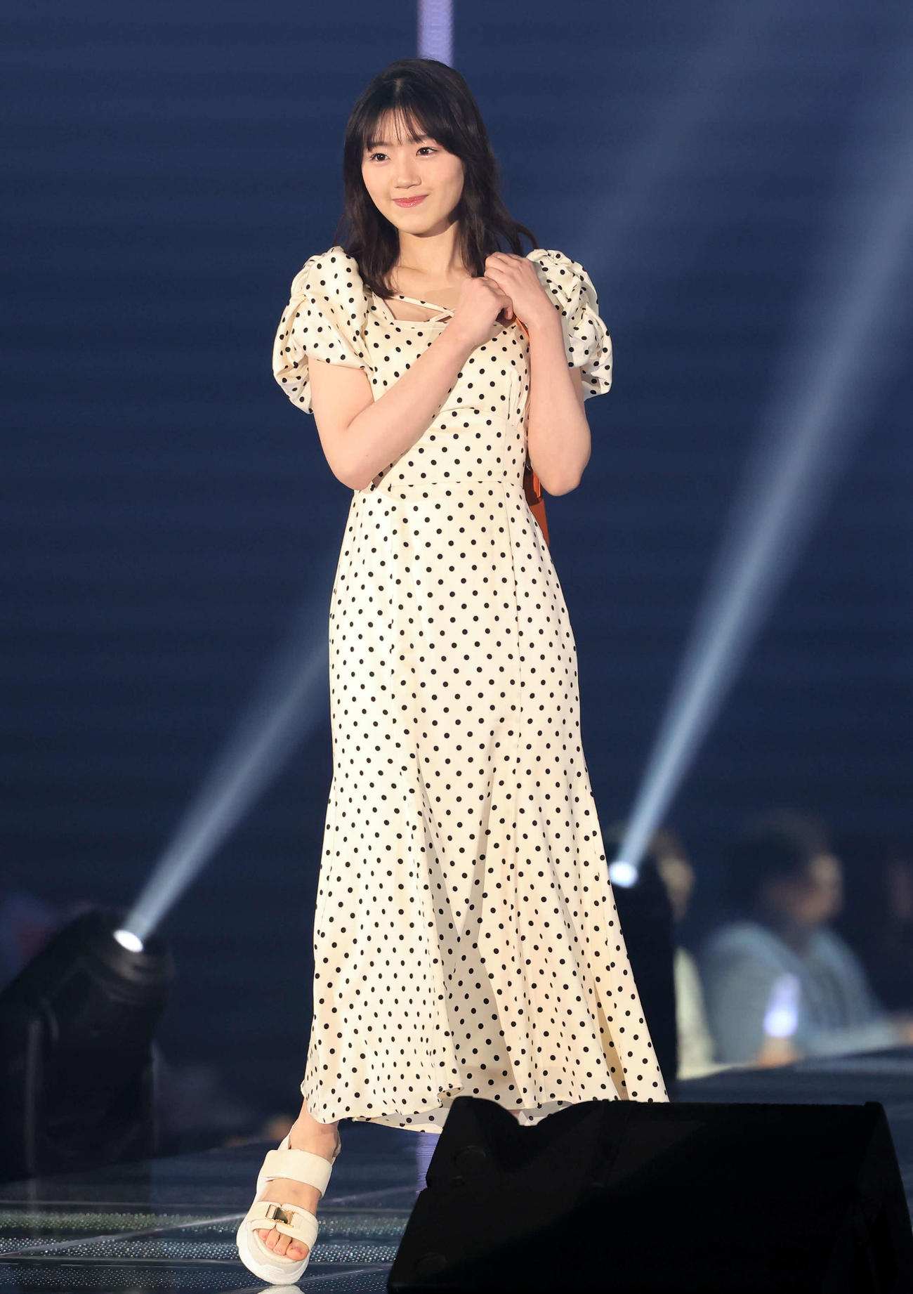 ランウエーでポーズをとる日向坂46佐々木美玲（撮影・浅見桂子）