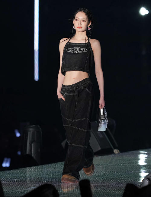 観客の声援を受けランウエー歩くなごみ（撮影・たえ見朱実）