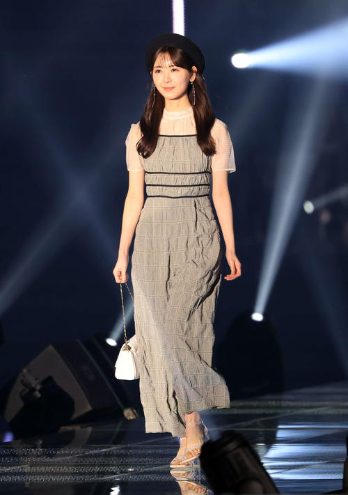 ランウエーを歩く乃木坂46筒井あやめ（撮影・浅見桂子）