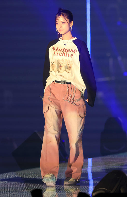 ランウエーを歩く乃木坂46金川紗耶（撮影・浅見桂子）