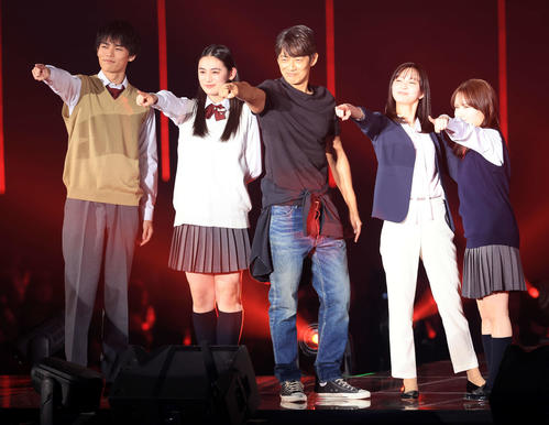 ドラマ「GTOリバイバル」から登場し、ポーズを決める、左から日向亘、八木莉可子、反町隆史、岡崎紗絵、畑芽育（撮影・浅見桂子）