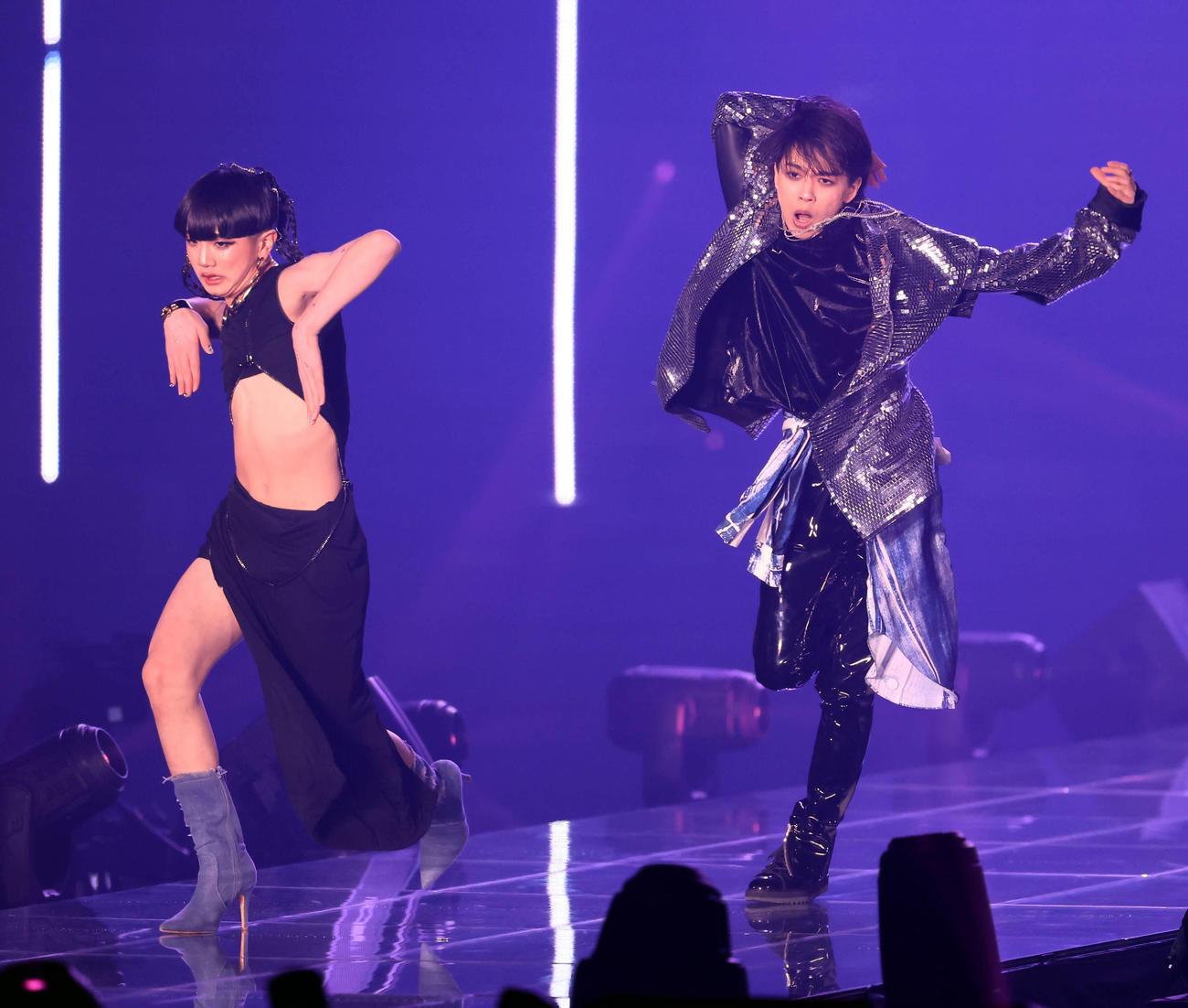 ランウエーでパフォーマンスを披露する伯井太陽（左）と織山尚大（撮影・浅見桂子）