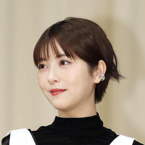 浜辺美波「六人の嘘つきな大学生」出演を報告「既にポスターからなんだか怪しいですね」