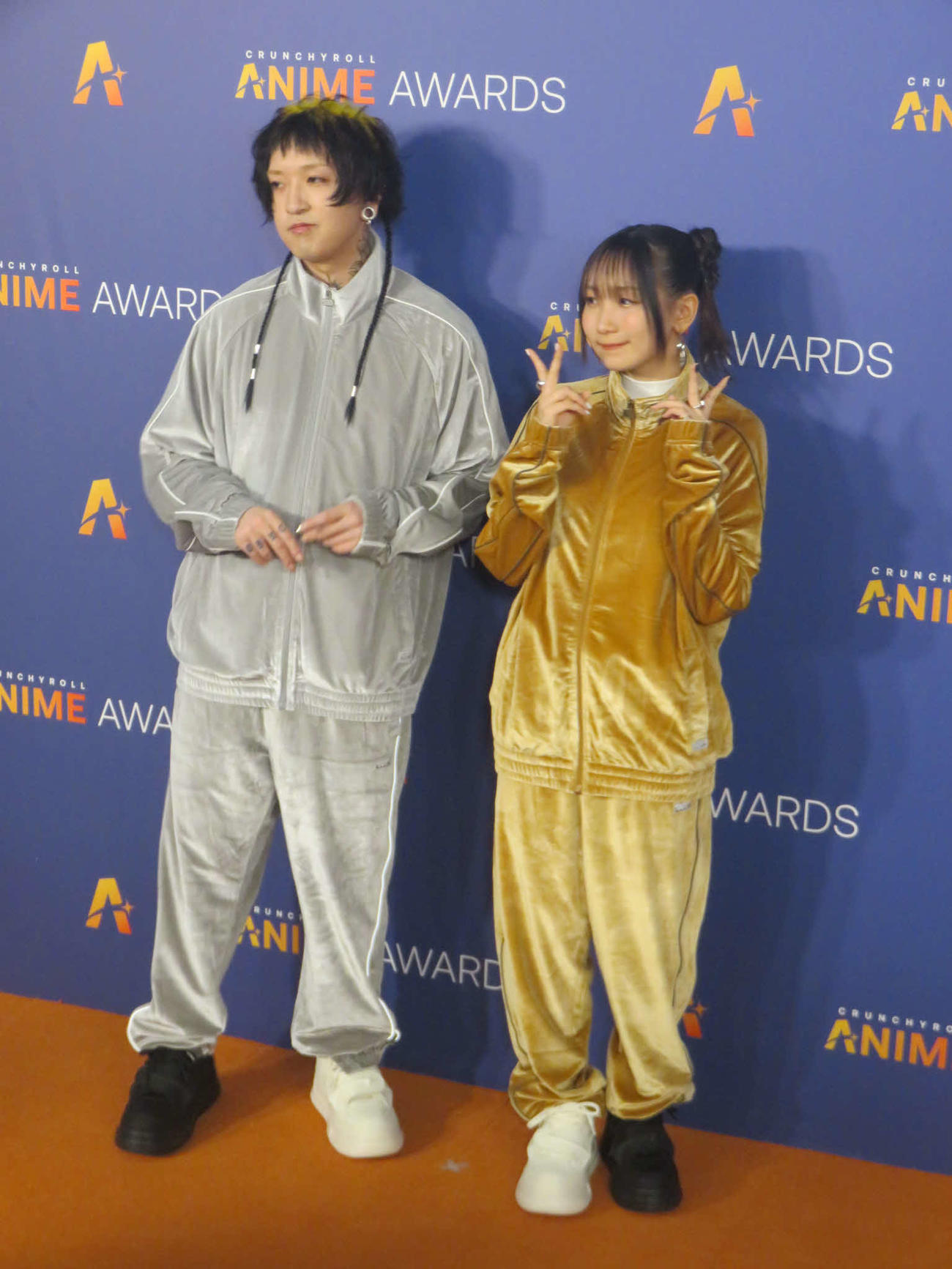 ミュージックパフォーマンスを行ったYOASOBIのAyase（左）とikura