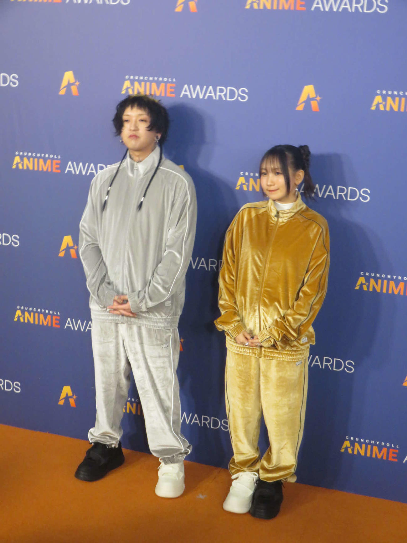 ミュージックパフォーマンスを行ったYOASOBIのAyase（左）とikura