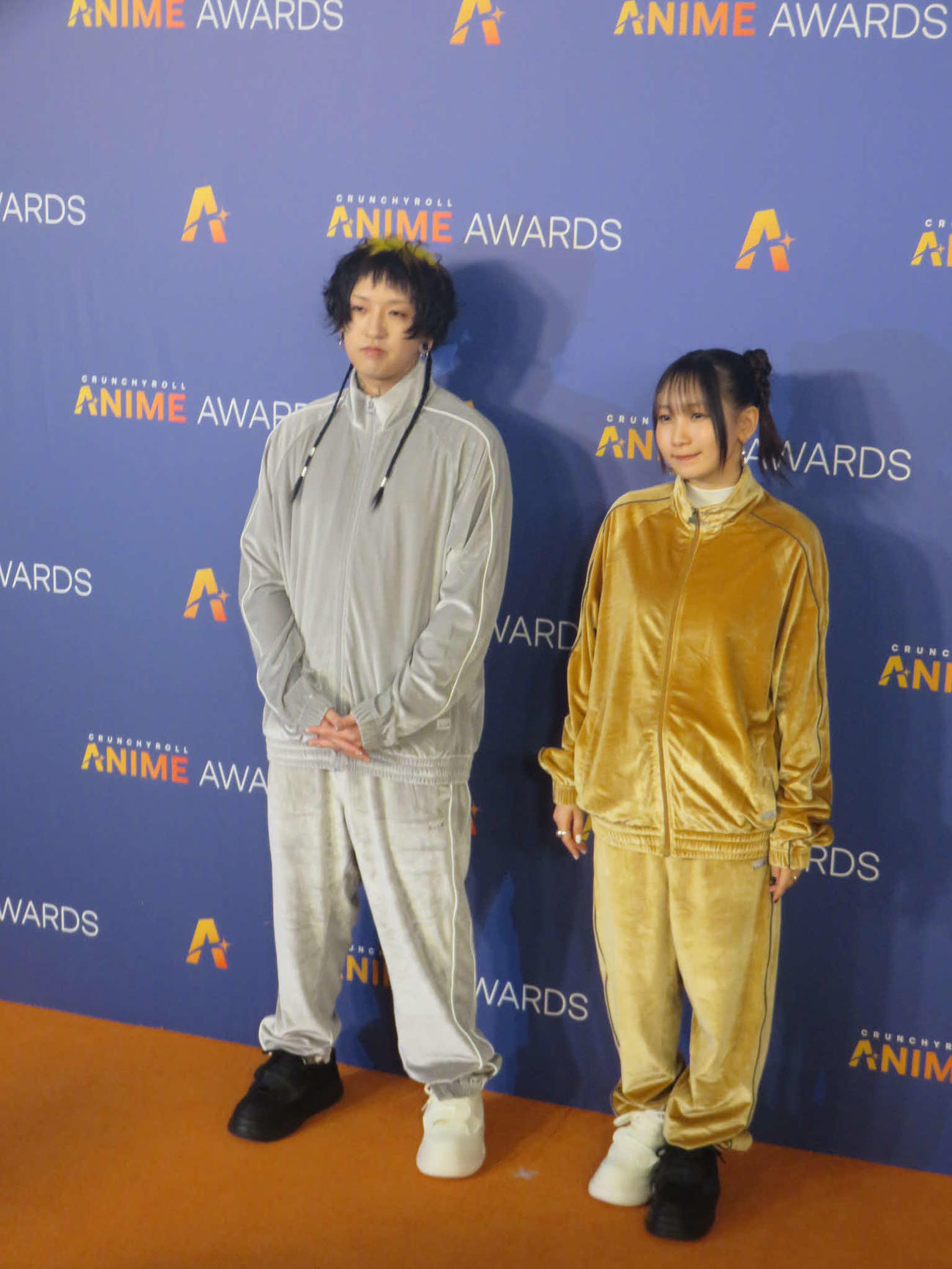 ミュージックパフォーマンスを行ったYOASOBIのAyase（左）とikura