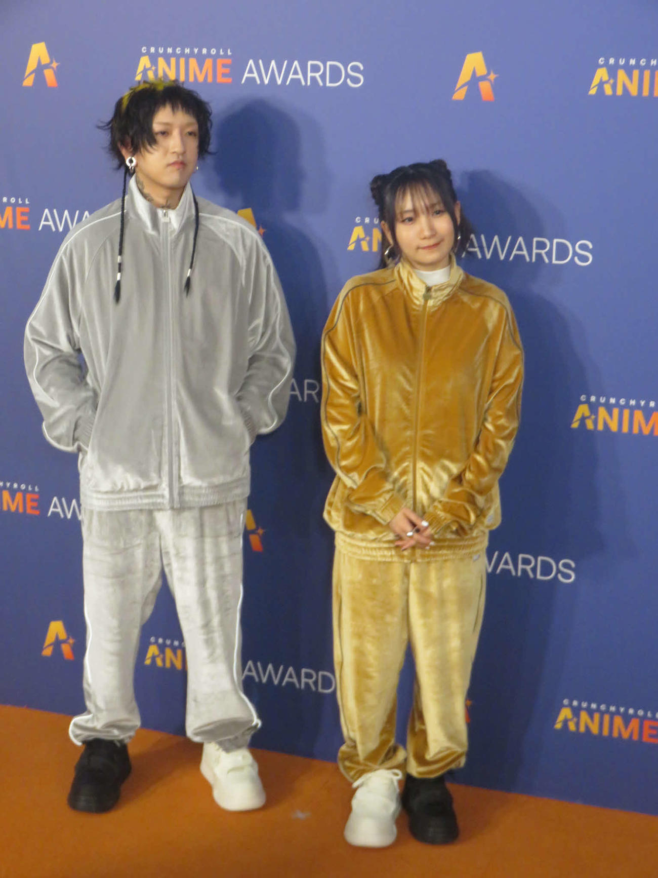 ミュージックパフォーマンスを行ったYOASOBIのAyase（左）とikura