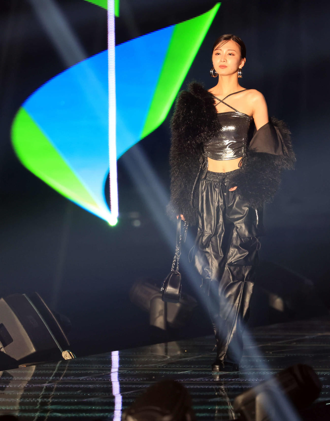 ランウエーを歩く岡崎紗絵（撮影・浅見桂子）