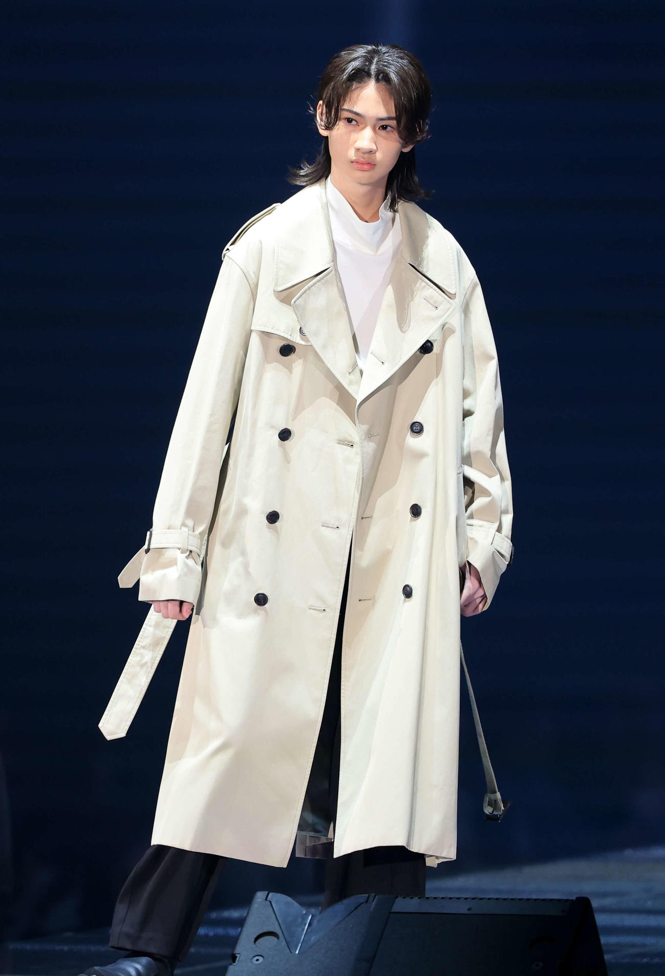 ランウエーを歩く市村優汰（撮影・浅見桂子）