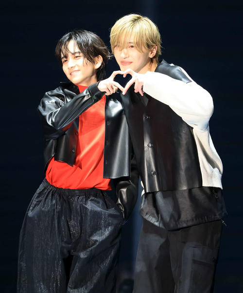 ランウエーでハートのポーズを決める板垣李光人（左）と道枝駿佑（撮影・浅見桂子）