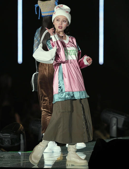 ポーズを決める加藤ナナ（撮影・たえ見朱実）