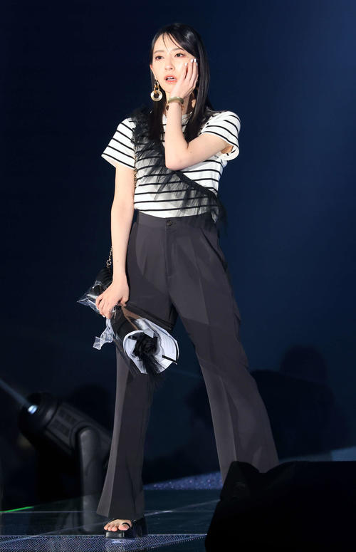 ランウエーを歩く日向坂46金村美玖（撮影・浅見桂子）