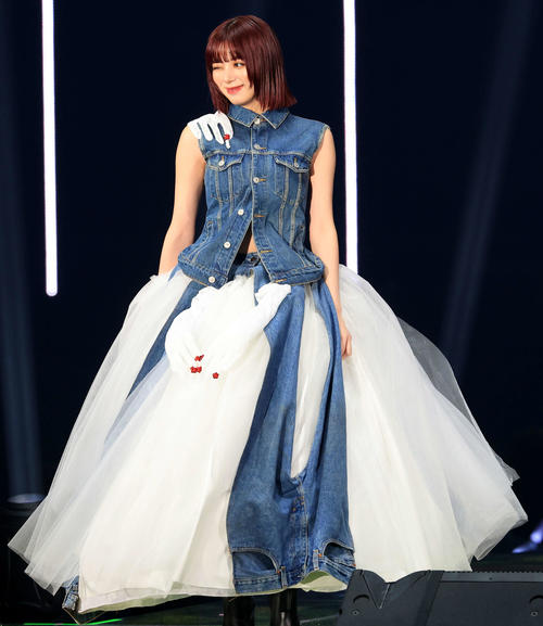 ランウエーを歩く池田エライザ（撮影・浅見桂子）
