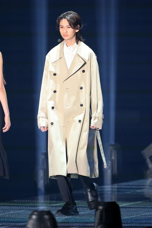ランウエーを歩く市村優汰（撮影・浅見桂子）