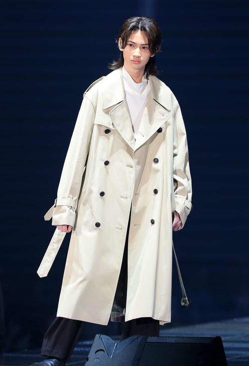 ランウエーを歩く市村優汰（撮影・浅見桂子）