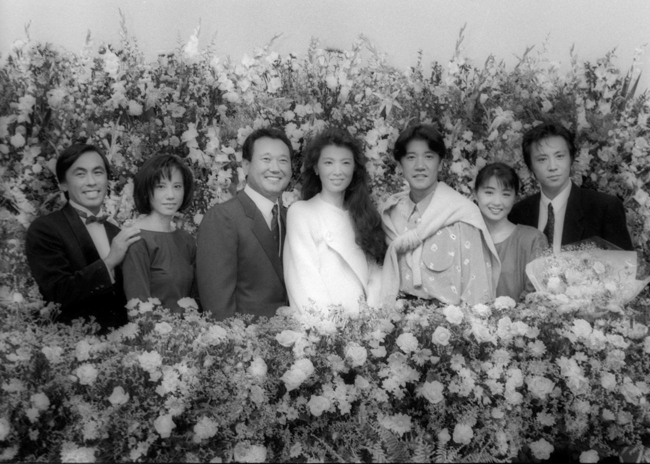 TBS「金曜日には花を買って」撮影会　左から佐藤B作、森下愛子、板東英二、篠ひろ子、奥田瑛二、絵門ゆう子、世良公則（1986年8月撮影）