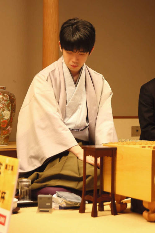 第2局に続いての連勝で初防衛まであと1勝としたい藤井聡太棋王（日本将棋連盟提供）