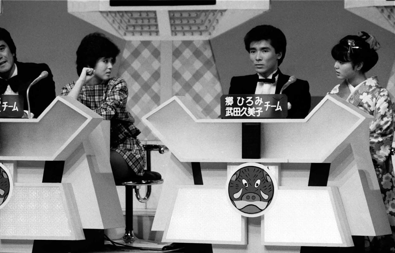 1983年、テレビ収録で郷ひろみを見つめる松田聖子。右端は武田久美子