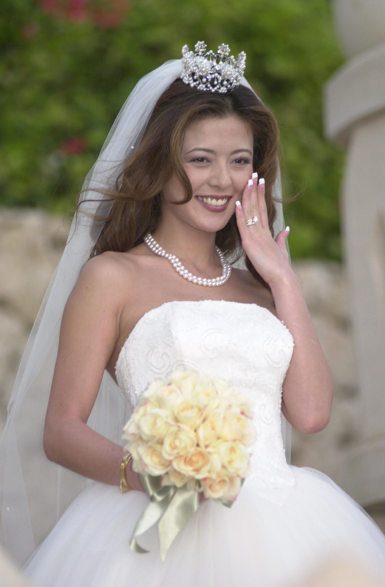 2001年、ウェディングドレス姿で、うれしそうに結婚指輪を披露する武田久美子