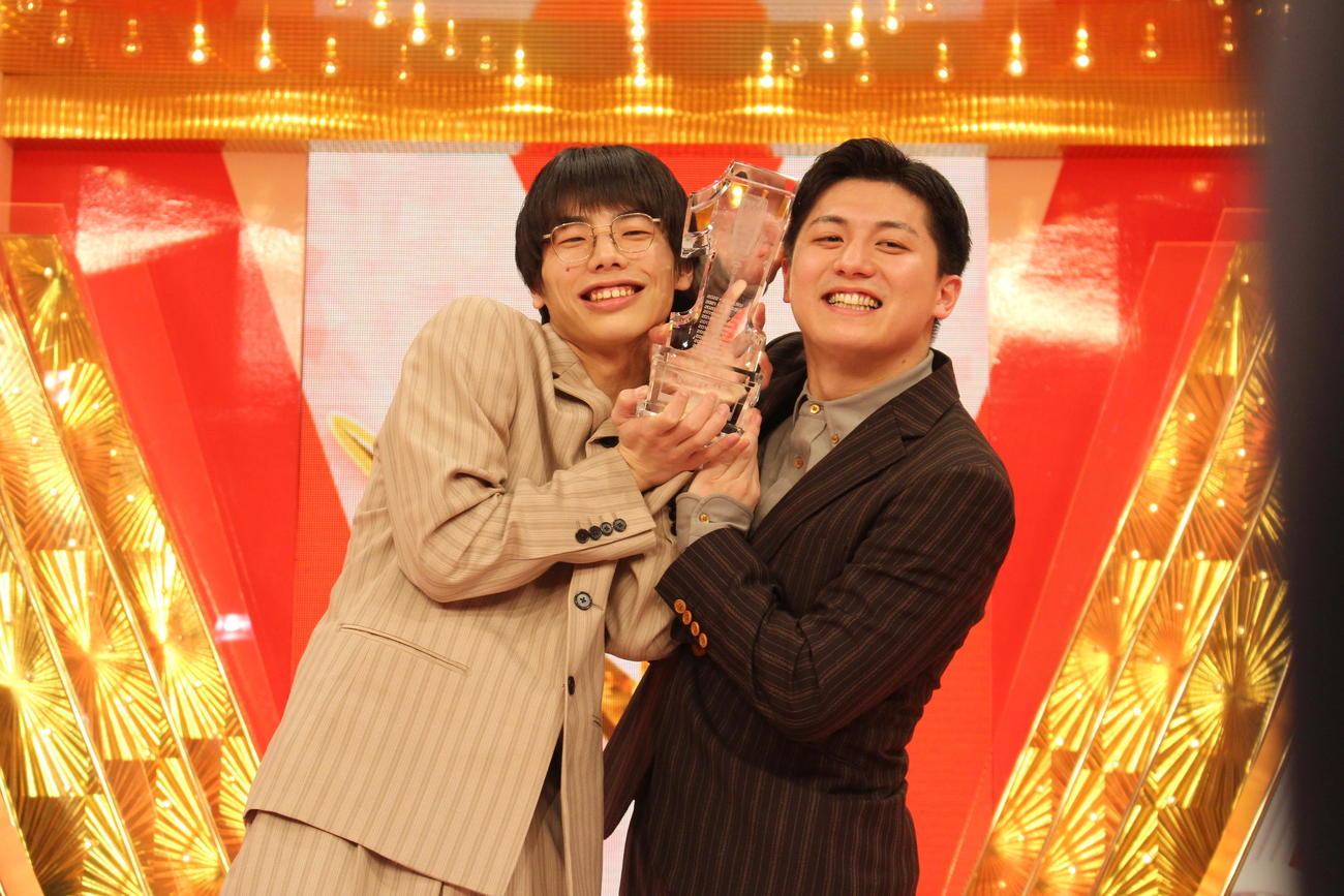 「ytv漫才新人賞」で優勝した空前メテオの茶屋（左）と大門