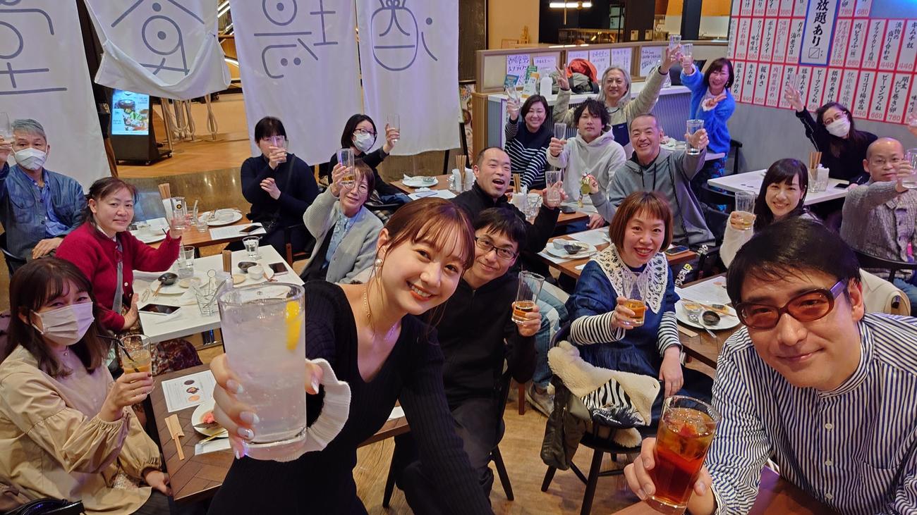 高田秋とホフディラン小宮山雄飛は会場のファン全員と一緒に乾杯した（撮影・寺沢卓）