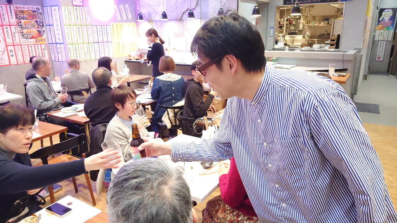 ホフディラン小宮山雄飛は会場のファン全員と乾杯した。奥野ポニーテールが高田秋（撮影・寺沢卓）
