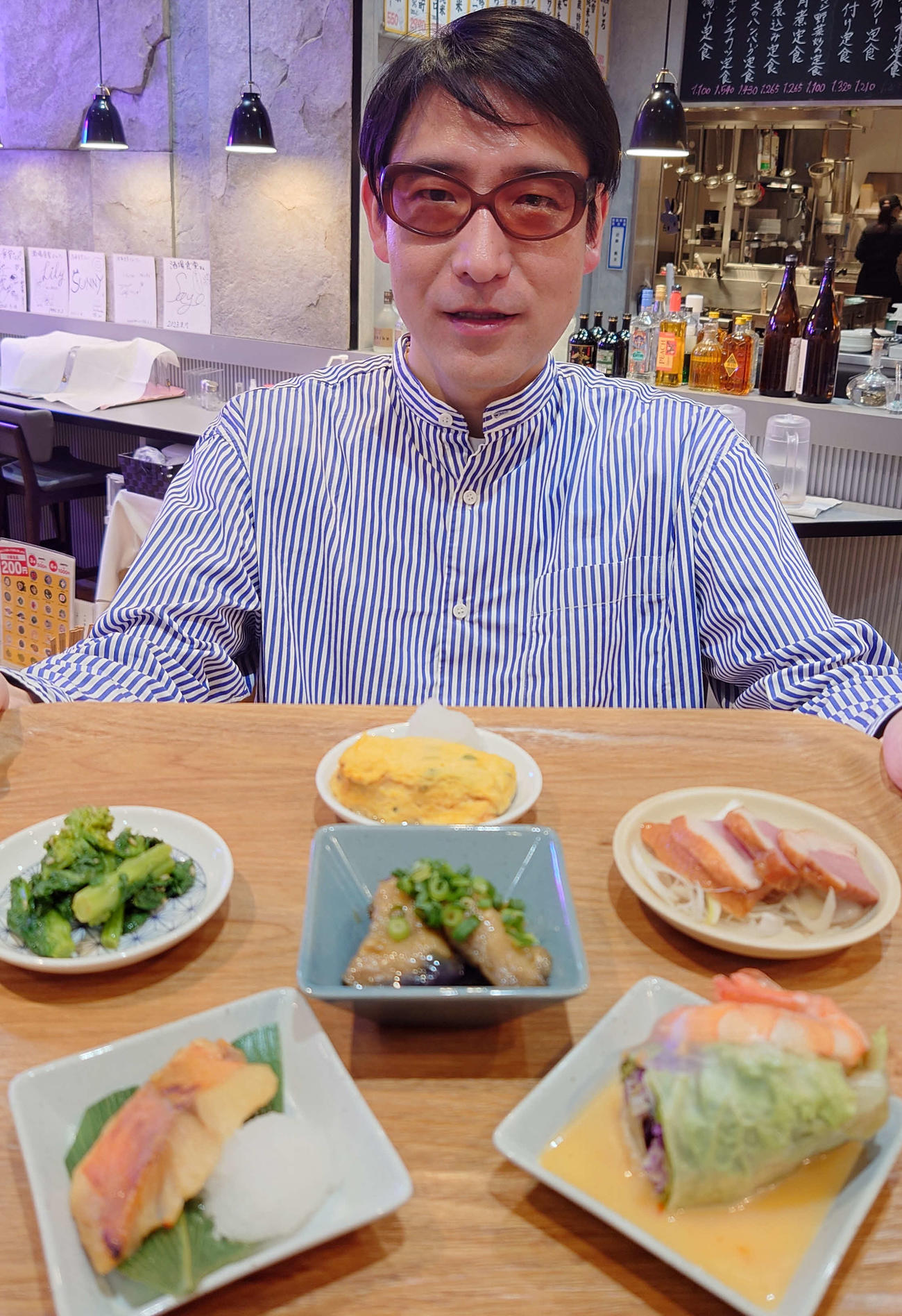 これで1000円ぽっきり。ホフディラン小宮山雄飛は大特価の小鉢6つを持ってアピール。前列左からキンメダイ西京焼き、エビ生春巻き、中央がナス揚げ出し、後列左から菜の花からしあえ、ねぎだくだし巻き卵、合鴨スモーク（撮影・寺沢卓）