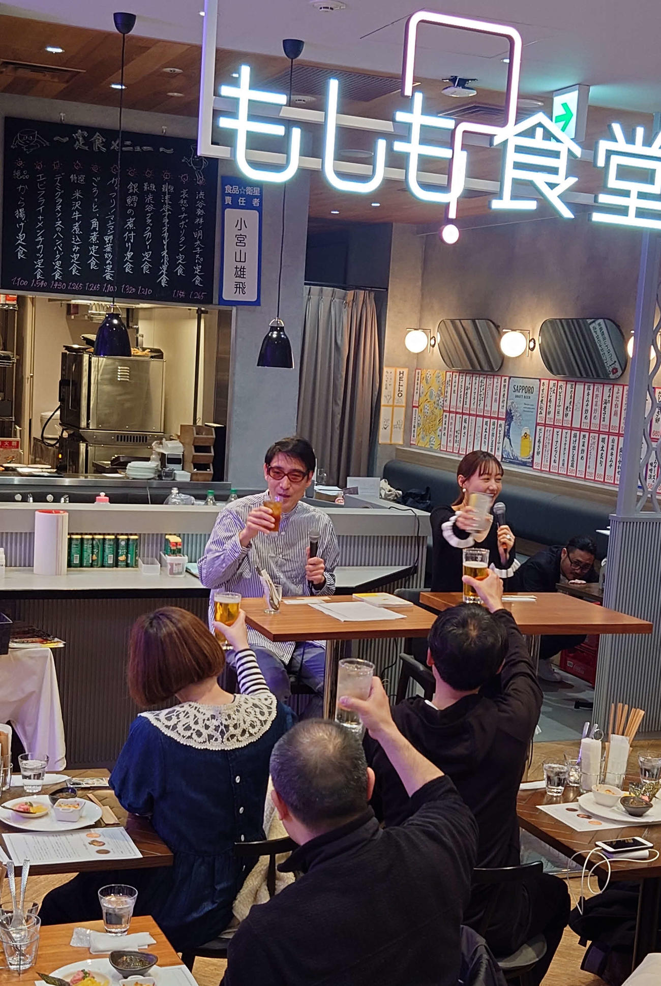 ホフディラン小宮山雄飛と高田秋はトークイベントに先駆けて参加者と一緒に「カンパ～イ」（撮影・寺沢卓）