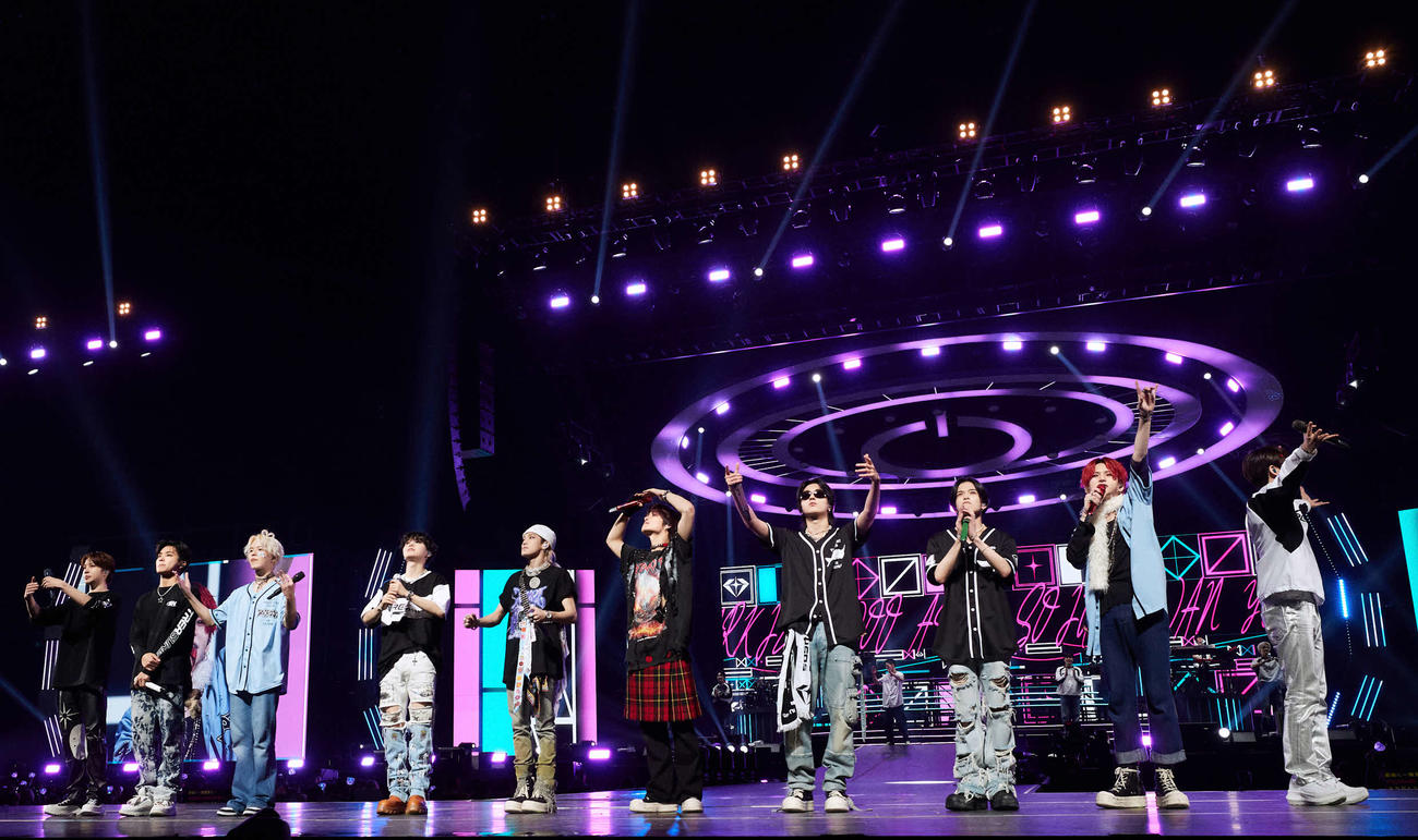 「2024 TREASURE TOUR　［REBOOT］IN JAPAN」最終公演を行ったTREASURE。左からジョンファン、ジョンウ、ジェヒョク、ドヨン、ヒョンソク、ジフン、ハルト、アサヒ、ヨシ、ジュンギュ