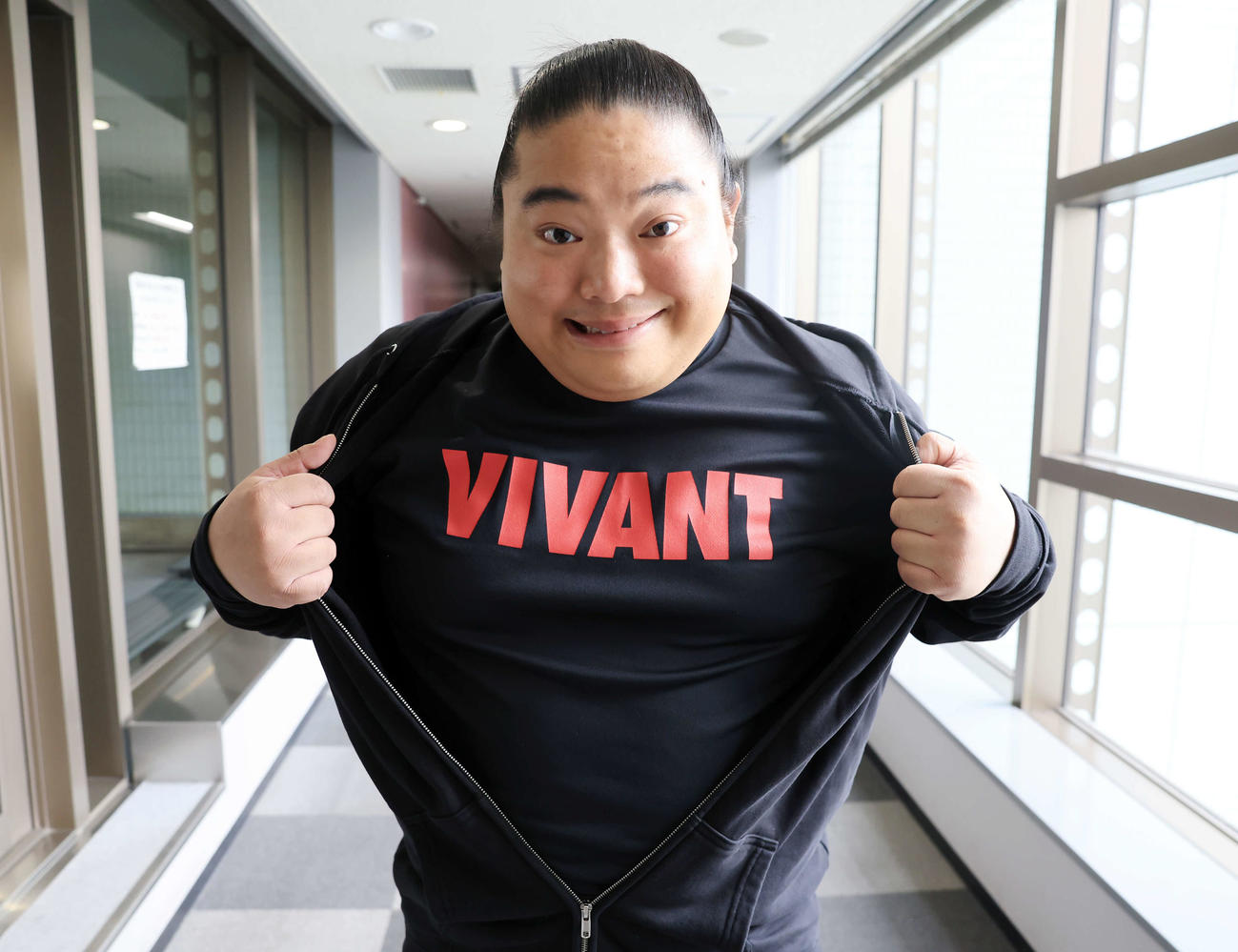「神戸で皆さんとお会い出来たらうれしい」とVIVANTコンサートを前に、VIVANTTシャツでポーズをとる富栄ドラム（撮影・浅見桂子）