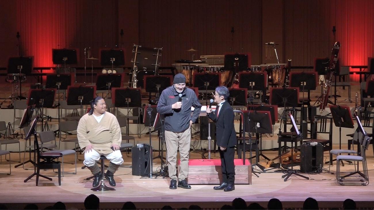 2月10日の東京公演にゲスト出演した富栄ドラム（左）福澤克雄氏（中央）