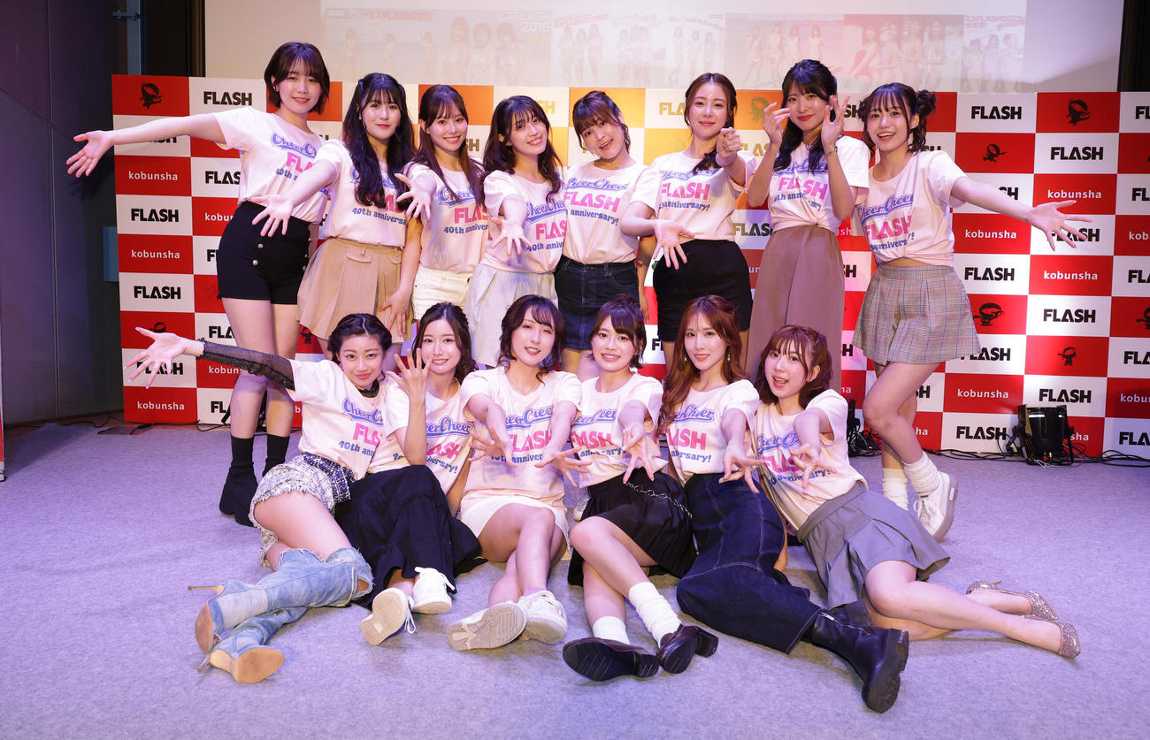 「チアチアFLASH～歴代ミスFLASH2度目の決起会～」に参加した歴代ミスFLASHたち。前列左からあべみほ、為近あんな、阿南萌花、藤田いろは、益田アンナ、高槻実穂、後列左から宮川みやび、白石時、遠藤まめ、大塚杏奈、missha、橘舞、井上晴菜、弓川いち華＝2024年3月日