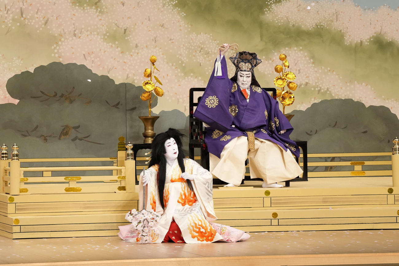 「傾城道成寺」の中村雀右衛門（左）、尾上菊五郎（C）松竹