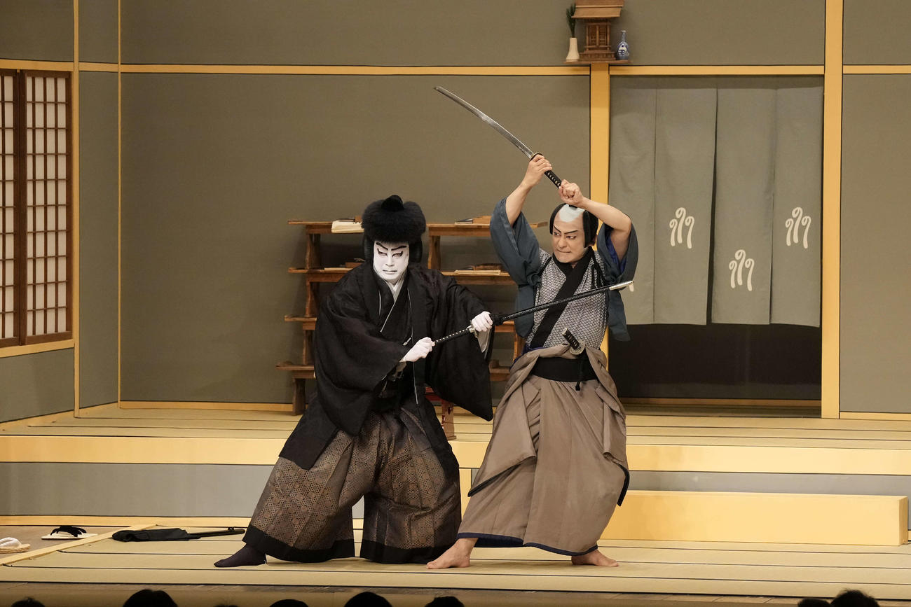 「菅原伝授手習鑑　寺子屋」の尾上菊之助（左）、片岡愛之助（C）松竹