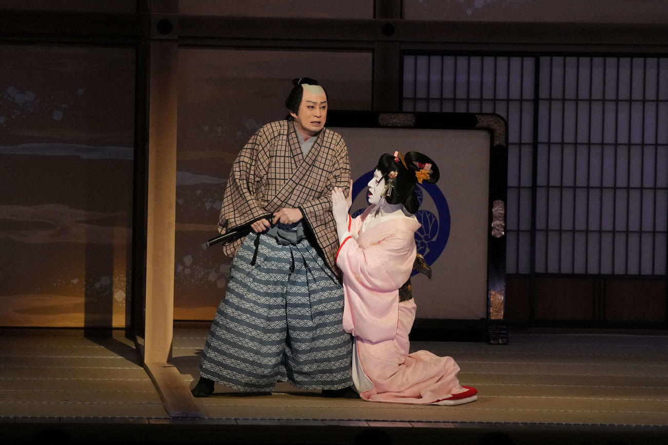 「元禄忠臣蔵　御浜御殿綱豊卿」の松本幸四郎（左）、中村梅枝（C）松竹