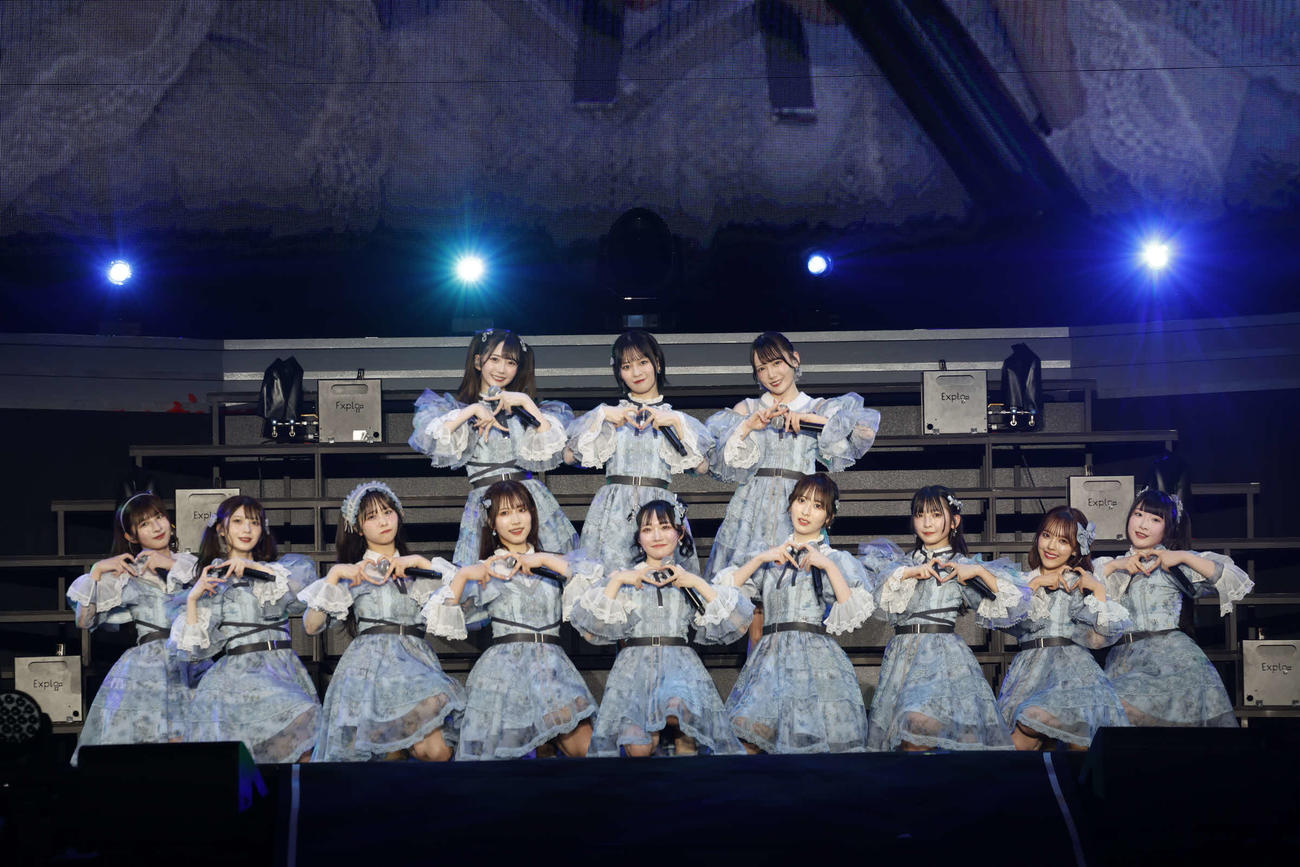 「≠ME 5th ANNIVERSARY PREMIUM CONCERT」後列左から谷崎早耶、冨田菜々風、鈴木瞳美、前列左から河口夏音、菅波美玲、尾木波菜、蟹沢萌子、本田珠由記、川中子奈月心、永田詩央里、落合希来里、櫻井もも(C)YOANI