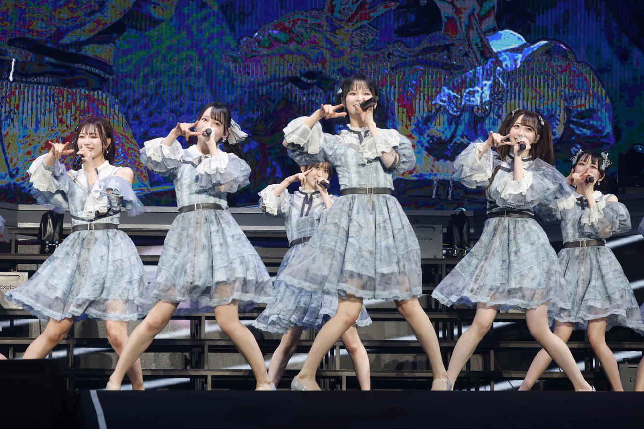 「≠ME 5th ANNIVERSARY PREMIUM CONCERT」で歌唱する左から蟹沢萌子、鈴木瞳美、川中子奈月心、冨田菜々風、谷崎早耶、本田珠由記(C)YOANI