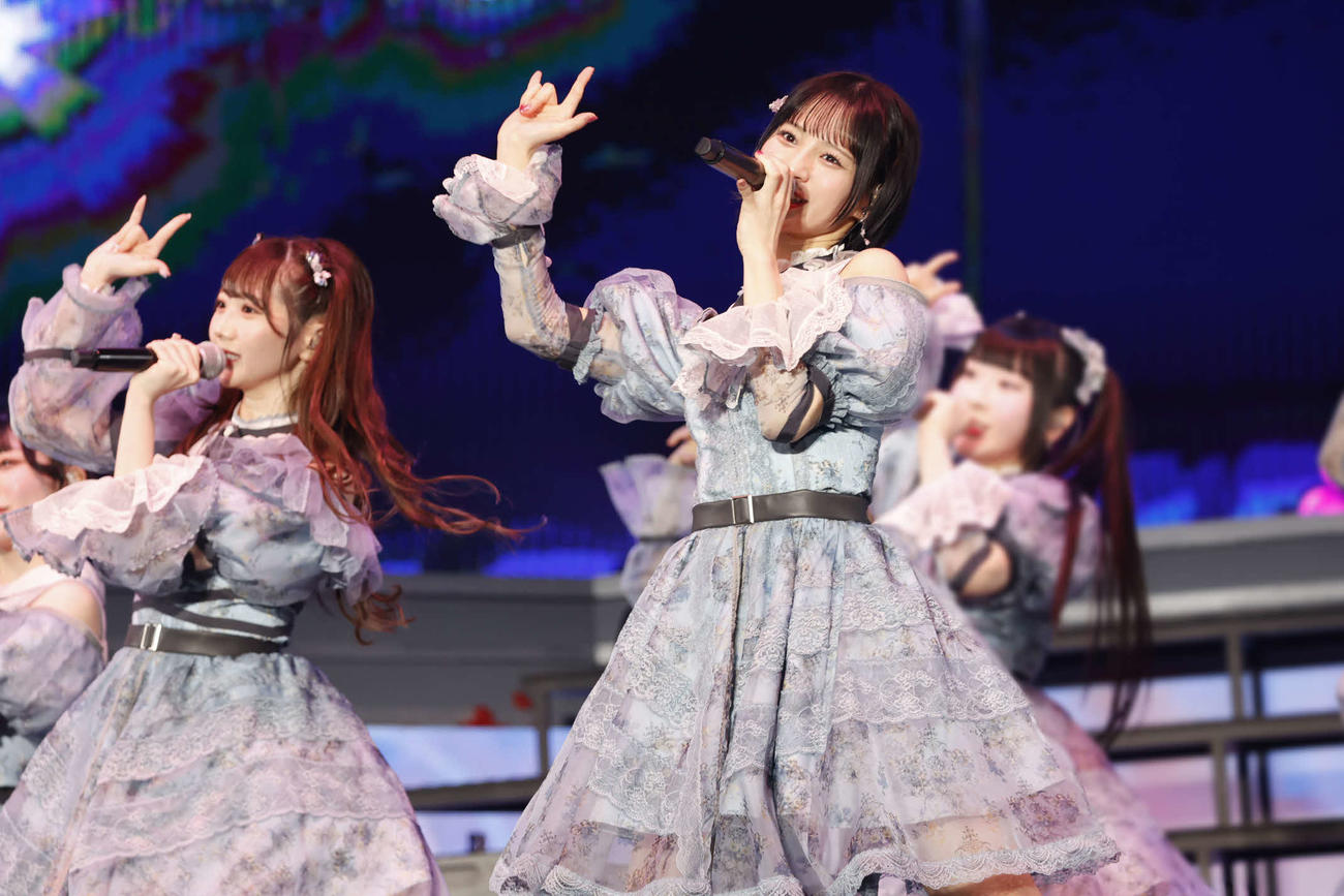 「≠ME 5th ANNIVERSARY PREMIUM CONCERT」で歌唱する左から谷崎谷崎早耶、冨田菜々風(C)YOANI