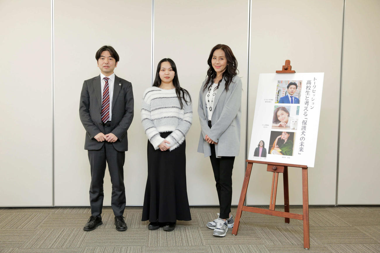 保護犬の未来を考えるトークセッションを行った　左から細川敦史弁護士、中村華恋さん、杉本彩（プランニング・ボート提供）